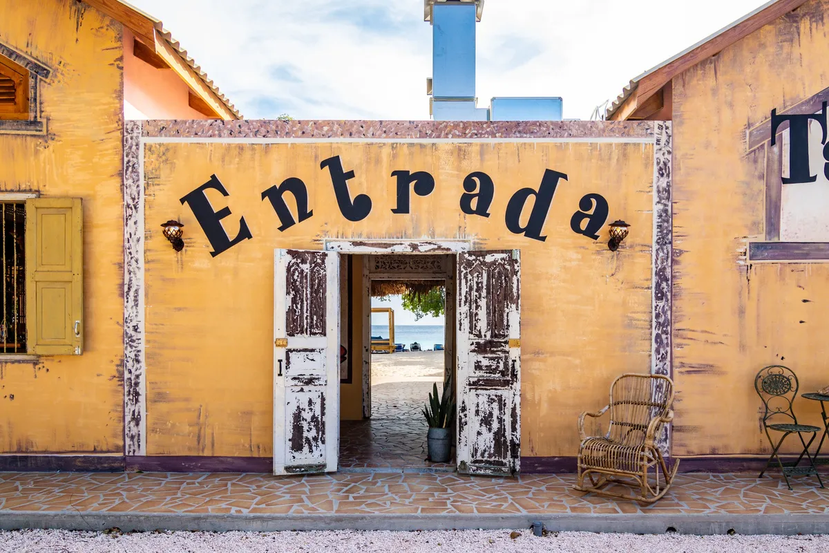 Que Tapa, Curaçao