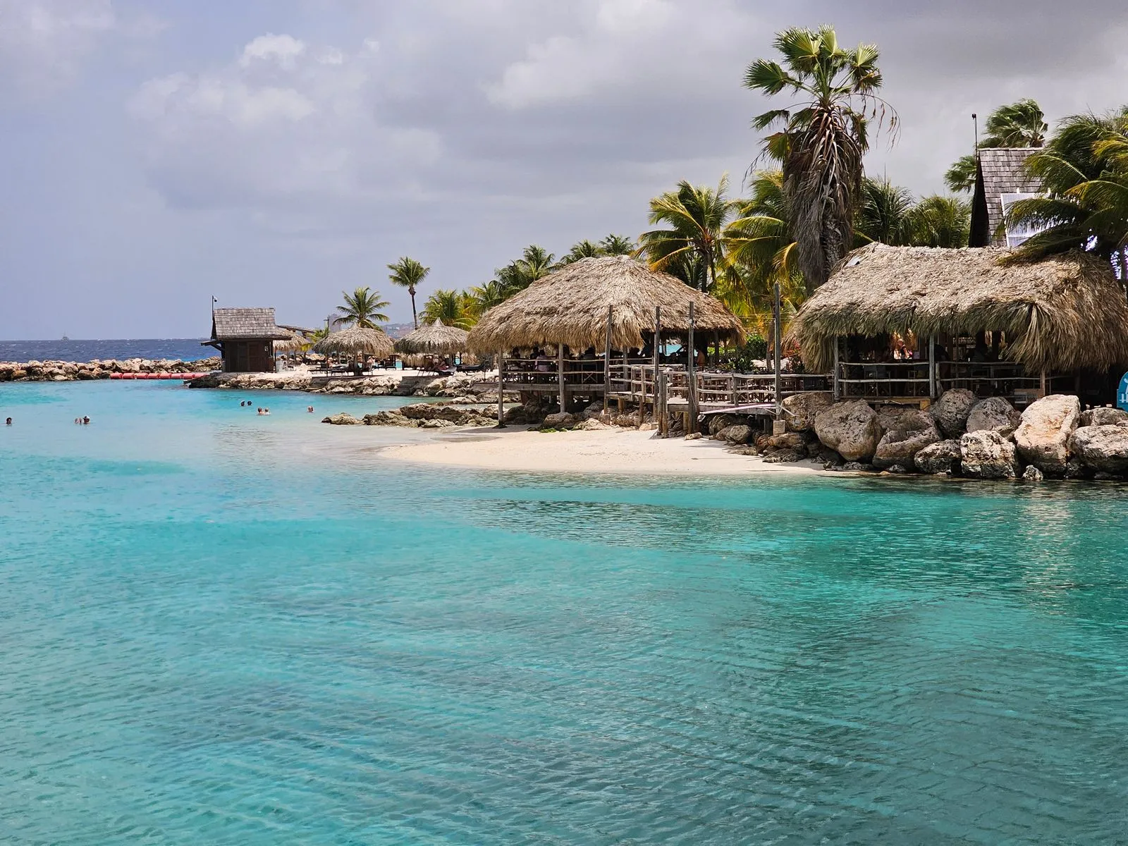 Catamarans op turquoise water